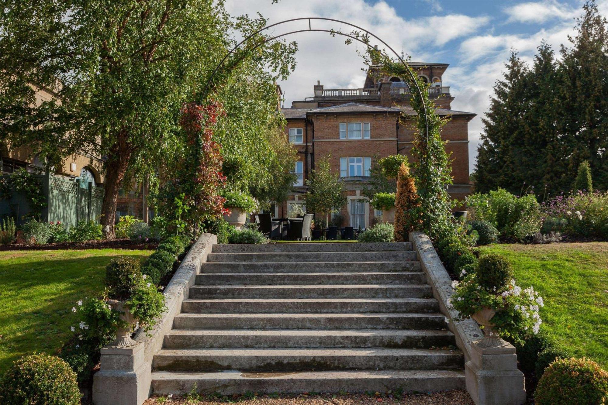 Oatlands Park Hotel Вейбридж Екстер'єр фото